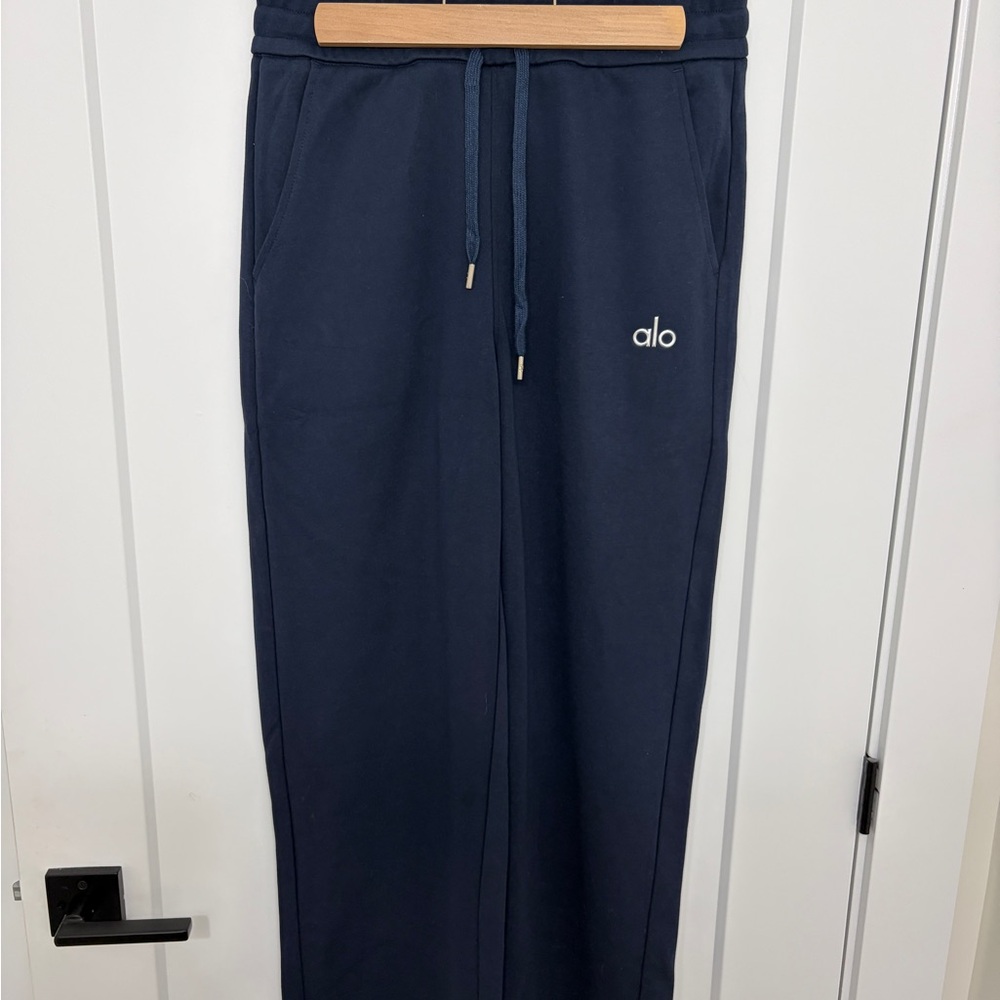 ALO Yoga Women's Navy Drawstring Joggers BNWOT - Picture 3 of 3